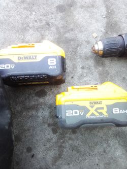 2 DeWalt 20V max Drill  batteries