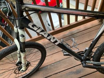 Giant Rincon 26-inch mountain bike featuring a black frame and white suspension fork.