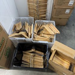 285 high-quality wooden hangers + metal hanger stand