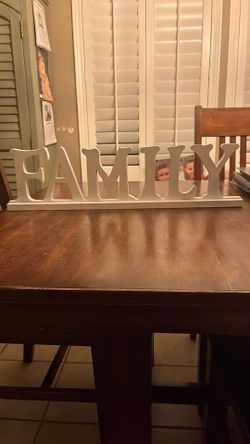 “Family” Sign Decoration