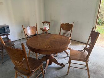 Oak Round Pedestal Dining Table with 5 Chairs