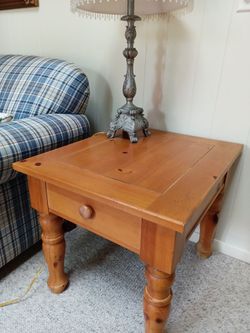 Beautiful Broyhill End Table