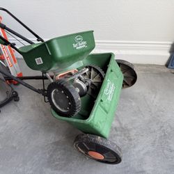 Scott’s Spreaders Drop And Broadcast