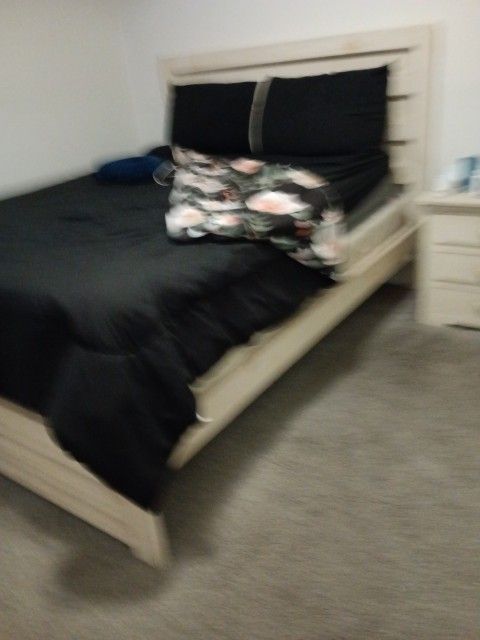 Queen Size Bedroom Set Mirror's Broken Off The Back But Can Be Fixed