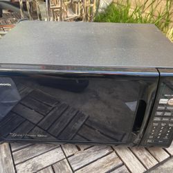 Panasonic 1.6-cu ft 1000-Watt Countertop Microwave