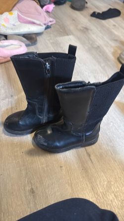 Size 9 toddler black boots fits a 3 year old girl