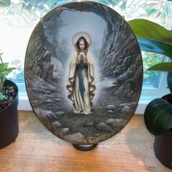 OurLady of Lourdes Decorative plate and hanger Visions of Our Lady series