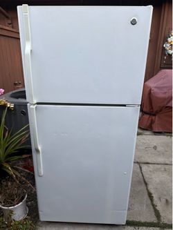 Good Working GE 18CF Refrigerator with Ice Maker