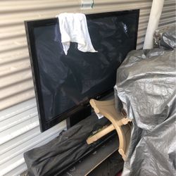 LG 40’ Maybe 45’ TV W/ Tv Stand 