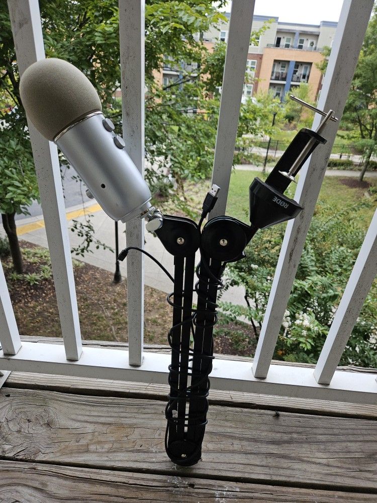 BLUE RODE MIC DESKTOP WITH EXTENSION ADDED