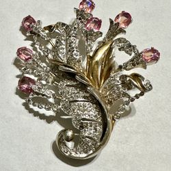 Vintage 1940’s Coro Brooch  Excellent CONDITION  NO MISSING STONES 