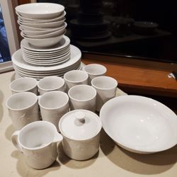 Daily Dining Holiday Impressions China (setting for 8)