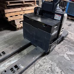 Crown Pallet Jack Ryder