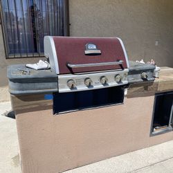 Brinkmann Table Top 5-Burner Grill With Island