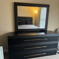 QUEEN SIZE BEDROOM SET IN PERFECT CONDITION 