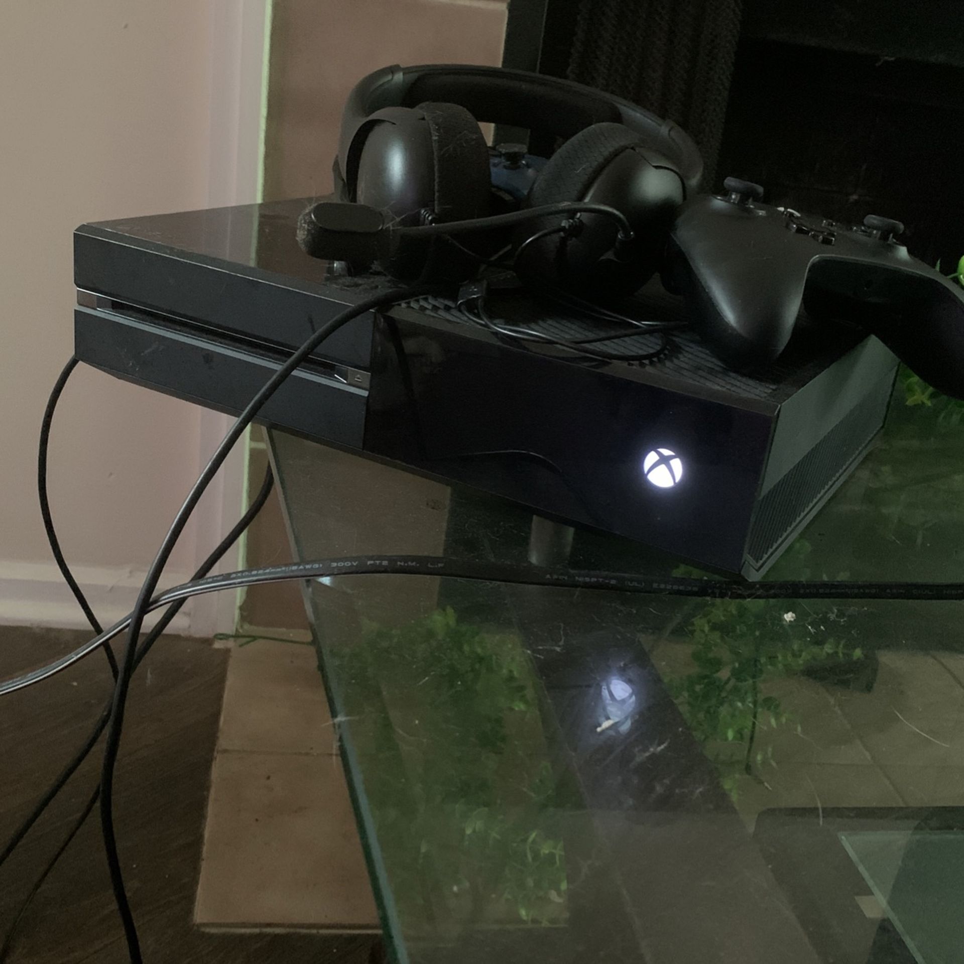 Xbox 1, 2 Controllers, Headset