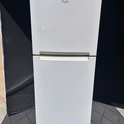Whirlpool Refrigerator top Freezer and fridge