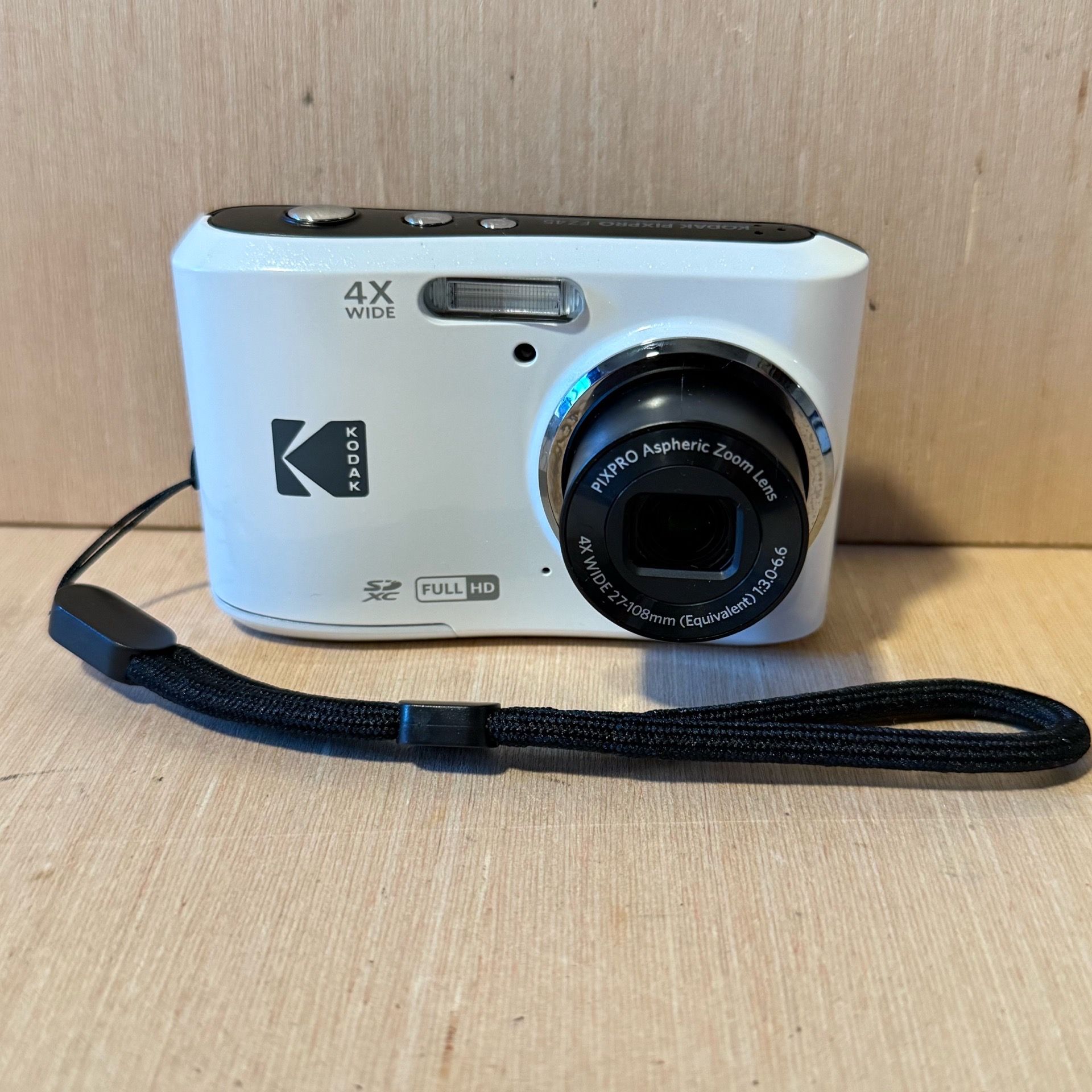 Kodak PIXPRO FZ45 16MP Digital Camera White Tested Great w/Batt-Card Read Info!