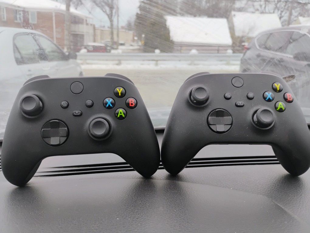 2 Xbox Series Wireless Controllers