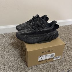 Yeezy 350 V2 Dark Salt Size 5