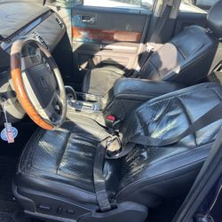 Pair Of Front Seats For 2011 Ford Flex