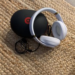 Beats White With Black Case 