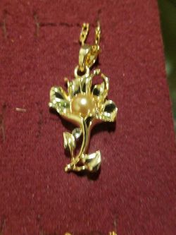 Cadena con dige de flor de oro laminado