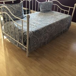 TWIN TRUNDLE DAY BED NO MATTRESS NO BEDDING:)  Frames Only 