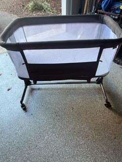 Rolling Baby Bassinet by Qutanix