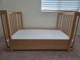 Nestig The Wave Crib with mattress.