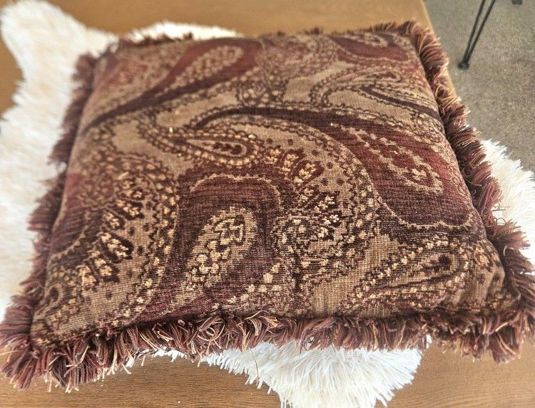 3 Three 20" square cushions in excellent condition
3 cojines cuadrados de 20", muy bien cuidados