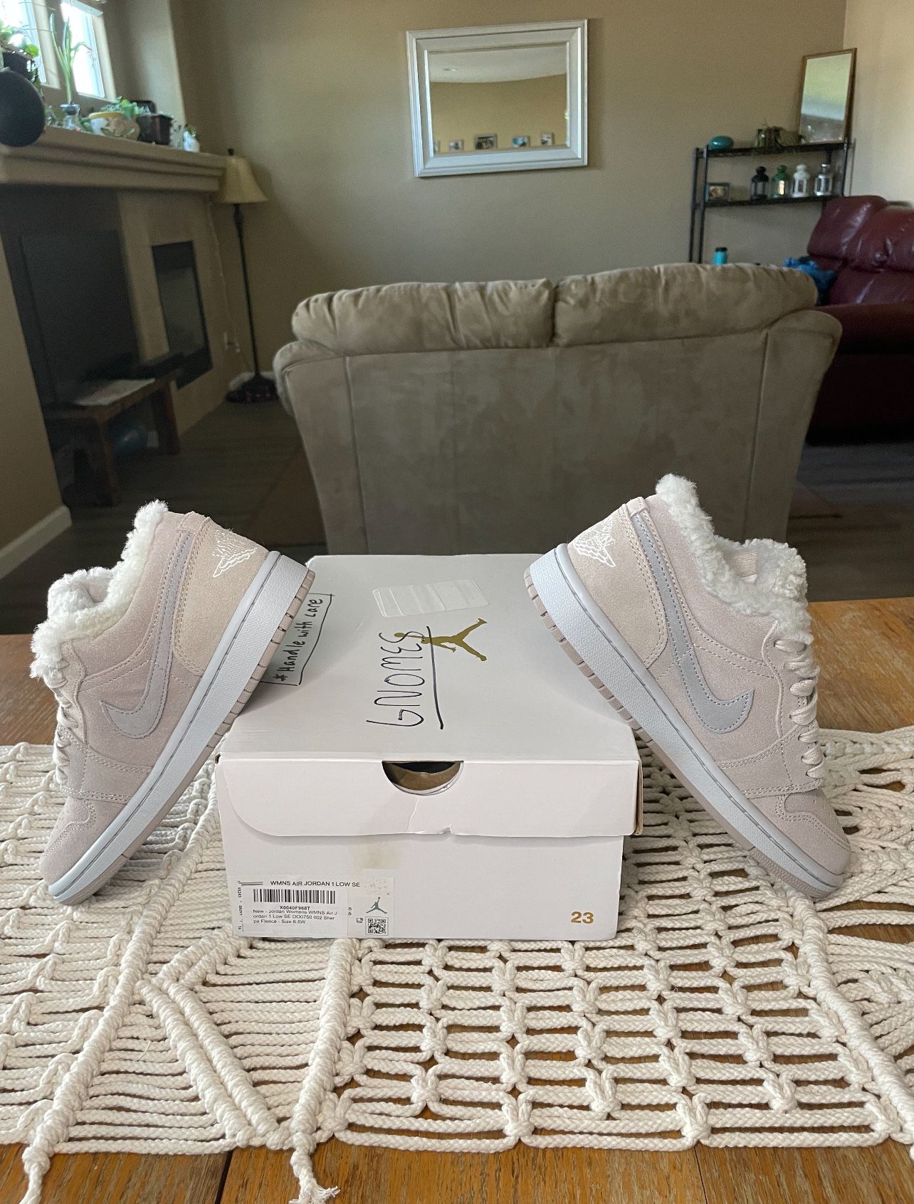 Air Jordan 1 Womens Low SE Sherpa Fleece - Size 6.5W