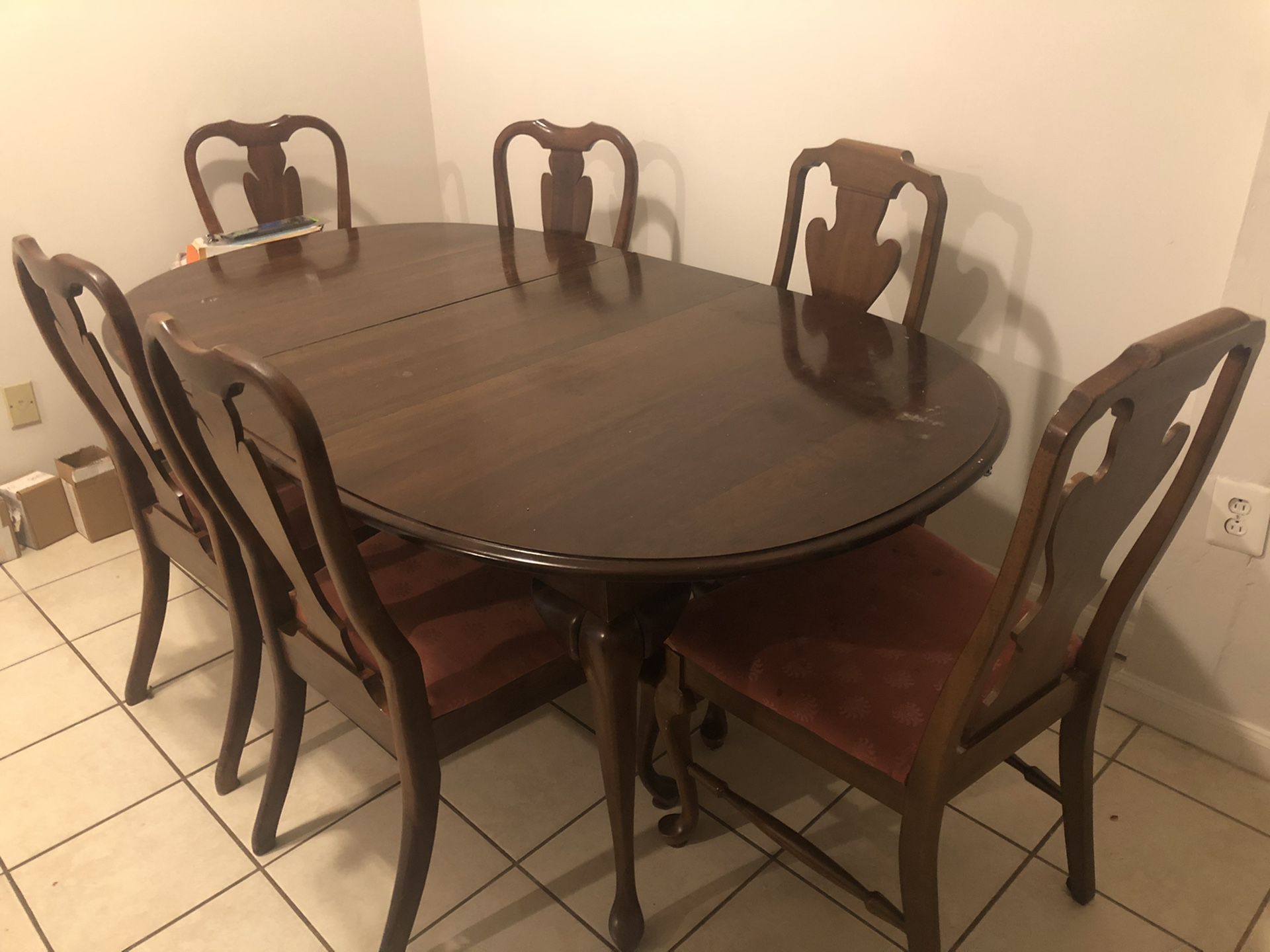 Dining table set, ready to pick it up