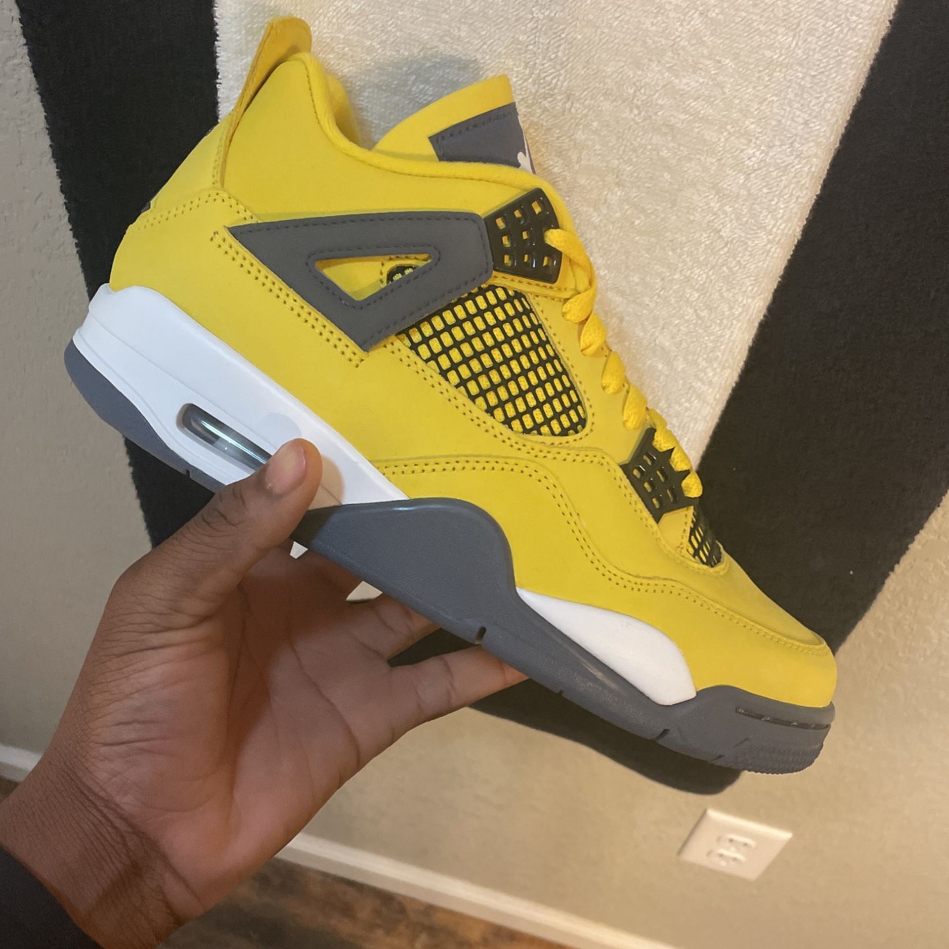 Jordan 4 Lightning  