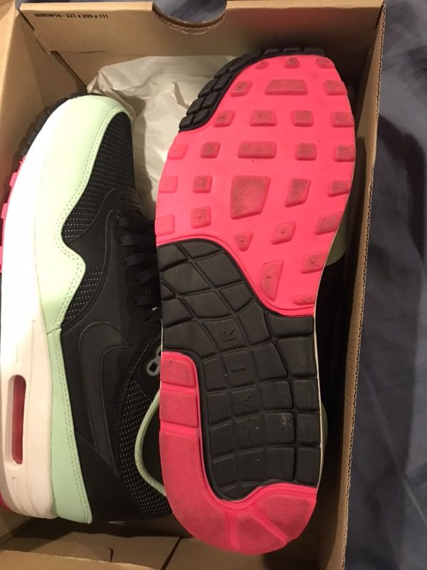 Air max 1 yeezys Sz 8 Yeezy