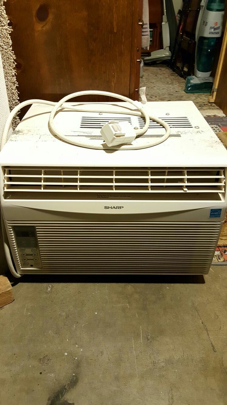 Beautiful SHARP Room Air CONDITIONER / 8,000 BTU ( excellent ) good condition and good works