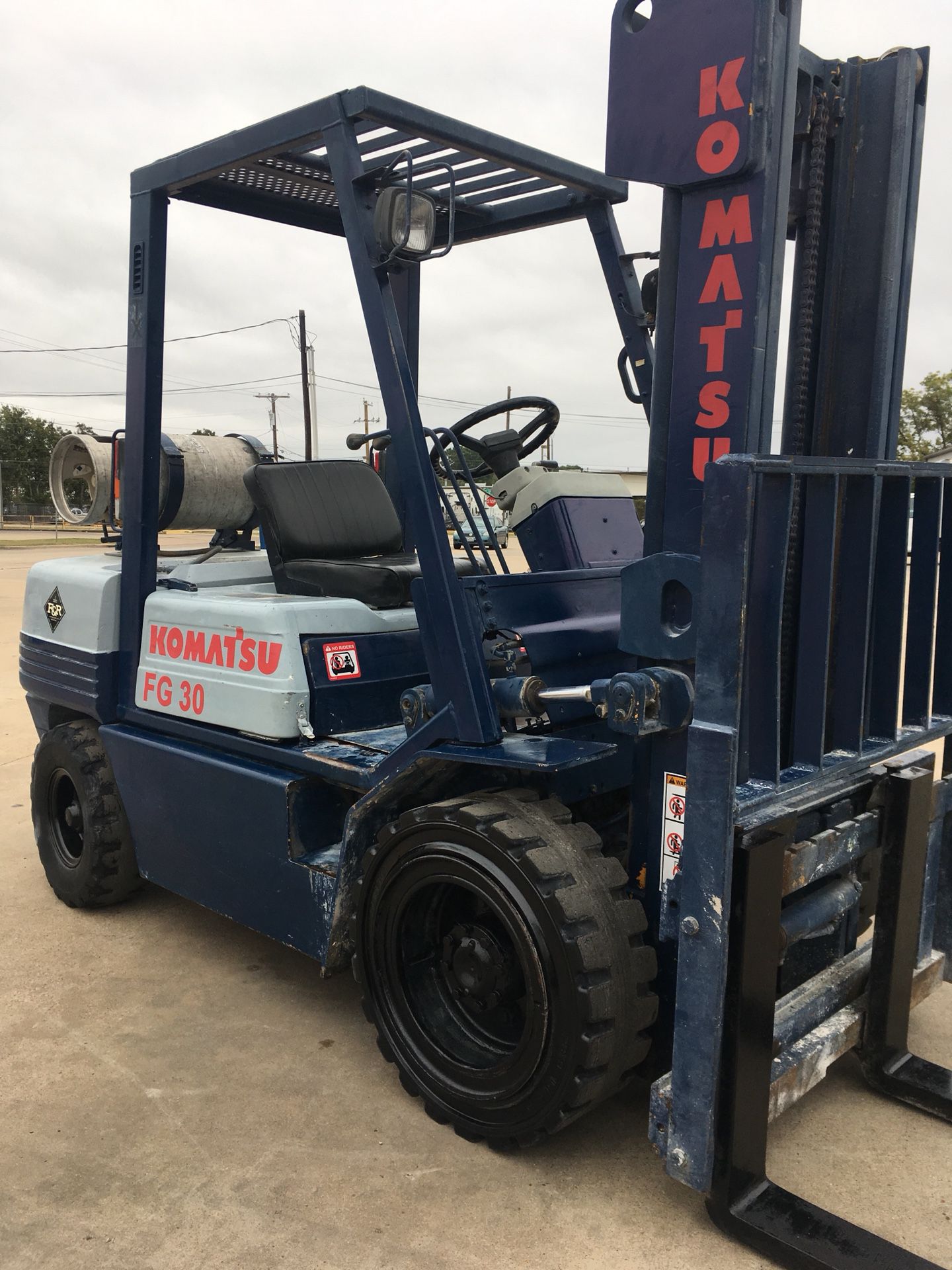 Forklift komatsu 6000 lbs capacity