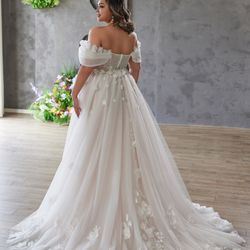 3D Floral Appliques with A Sexy Slit Wedding Dress