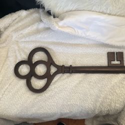 large metal key wall deco