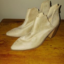 Very Nice Ladies Size 7 Boots 