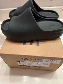 Adidas Yeezy Slide Kids Dark Onyx Size 3
