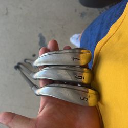 Golf Clubs (READ DESCRIPTION)