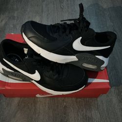 Women’s Nike AIR MAX Excee Black And White Size: 8