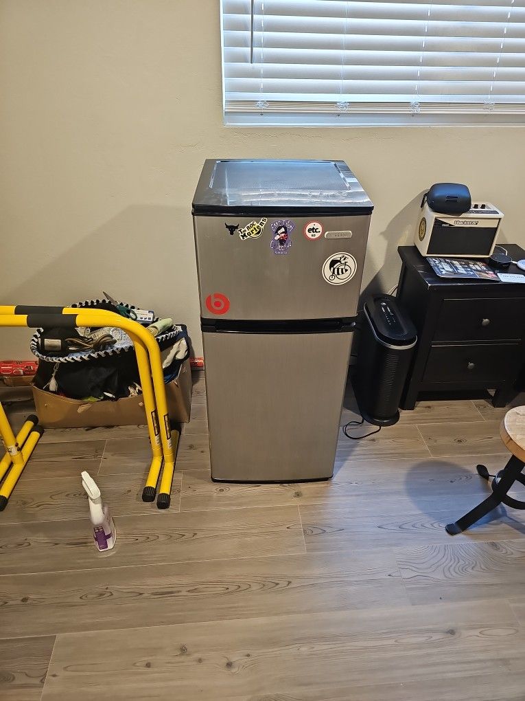 Vissani Model HVDR450SE Mini Refrigerator 4.5 Cu. Ft.