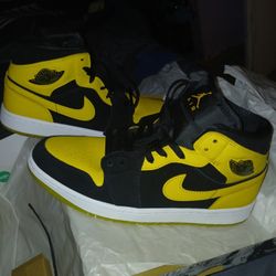 Brand New Air Jordan 1 Mid SE  Black Varsity Maize White