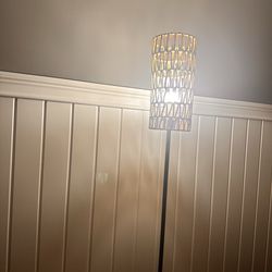 Farmhouse Rattan Floor lamp,Modern Standing lamp with Hand-Worked Rattan
