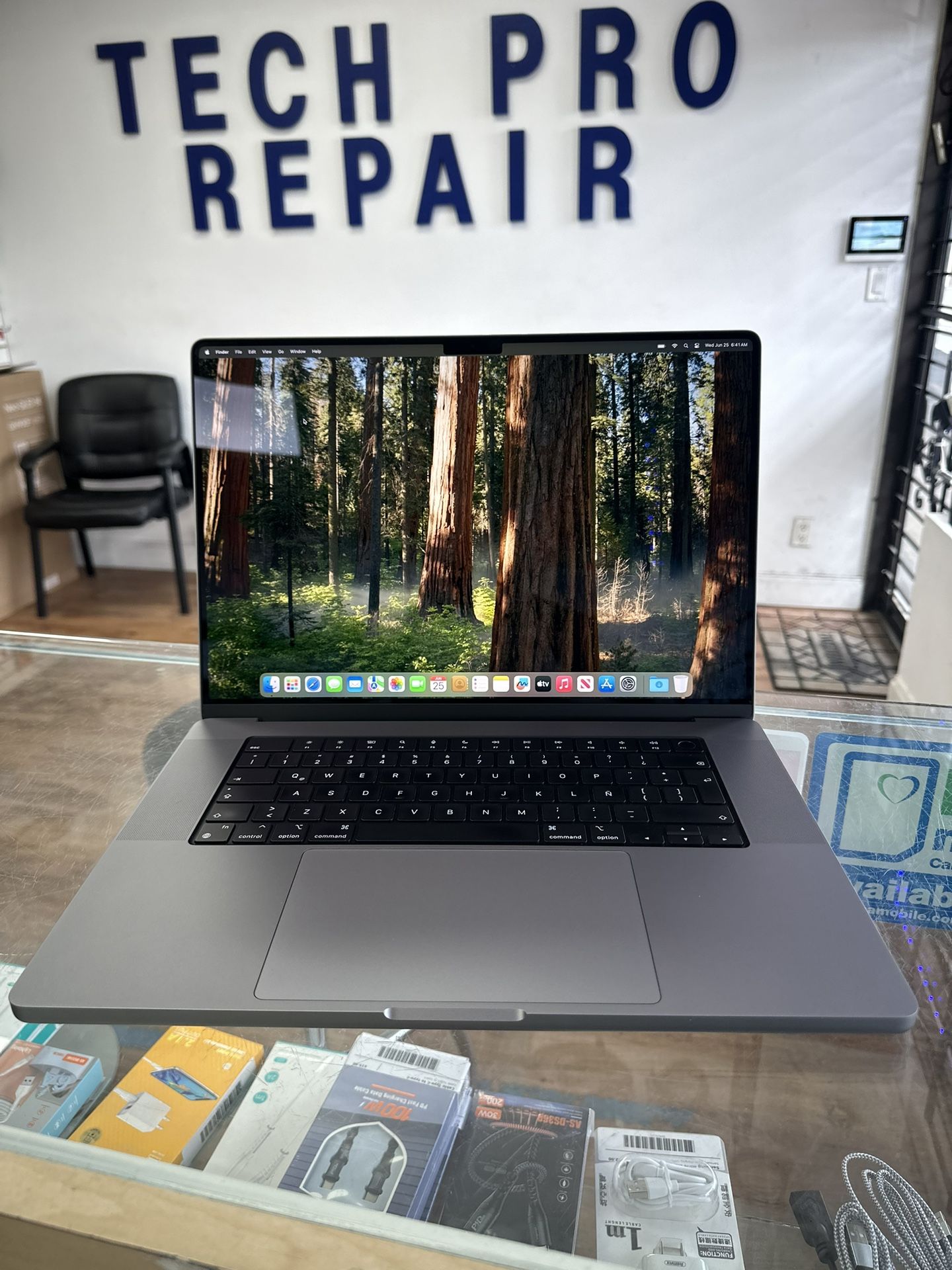 Apple Macbook Pro 16” 2021. M1 Pro 16gb RAM, 512gb SSD.