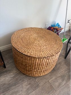 Wicker basket with linen liner