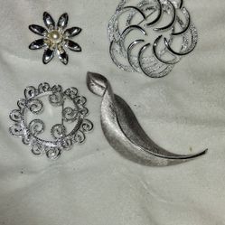 Set Of 4 Vintage Brooches 