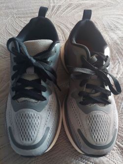 Vendo bonitos tenis para hombre zize 7